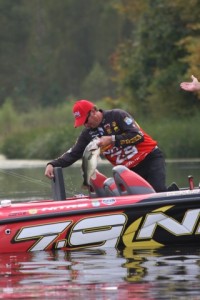 Kevin VanDam Lunker in Livewell - photo by Dan O'Sullivan